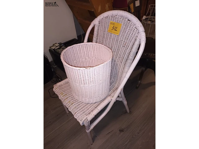 Lot 312 - rieten stoel en mand - afbeelding 2 van  3