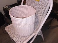 Lot 312 - rieten stoel en mand - afbeelding 2 van  3