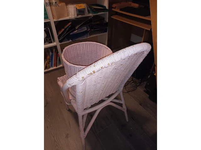 Lot 312 - rieten stoel en mand - afbeelding 3 van  3