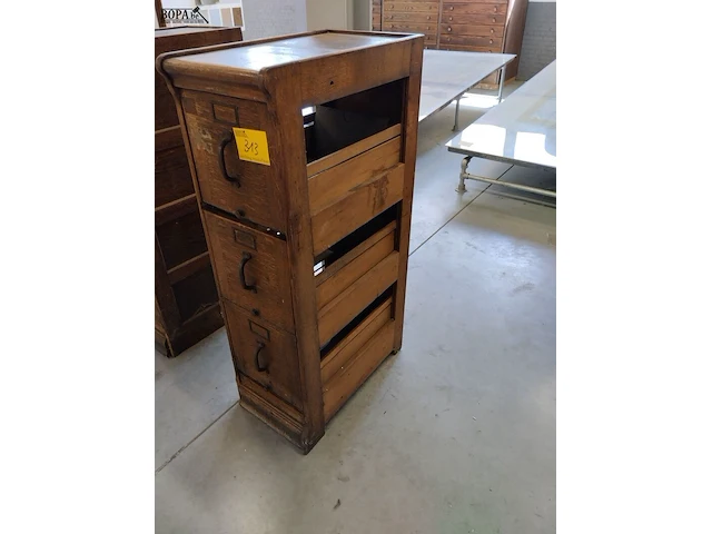 Lot 313 - houten archiefkast - afbeelding 2 van  3