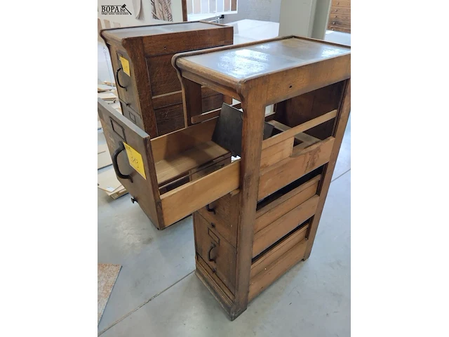 Lot 313 - houten archiefkast - afbeelding 3 van  3