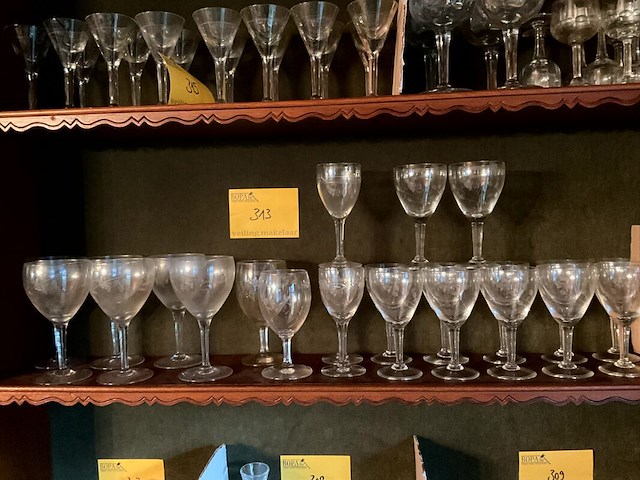 Lot 313 - lot wijnglazen met bloemgraveringen, 23 stuks - afbeelding 1 van  4