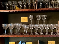 Lot 313 - lot wijnglazen met bloemgraveringen, 23 stuks