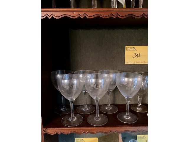 Lot 313 - lot wijnglazen met bloemgraveringen, 23 stuks - afbeelding 2 van  4