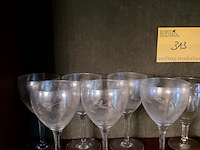 Lot 313 - lot wijnglazen met bloemgraveringen, 23 stuks - afbeelding 2 van  4