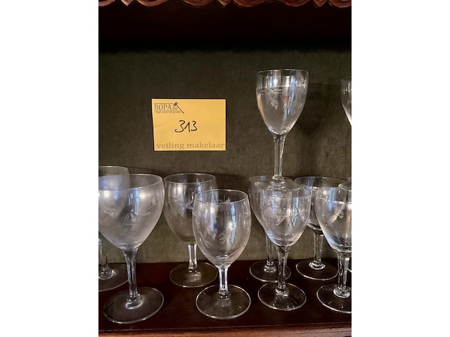 Lot 313 - lot wijnglazen met bloemgraveringen, 23 stuks - afbeelding 3 van  4