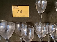 Lot 313 - lot wijnglazen met bloemgraveringen, 23 stuks - afbeelding 3 van  4