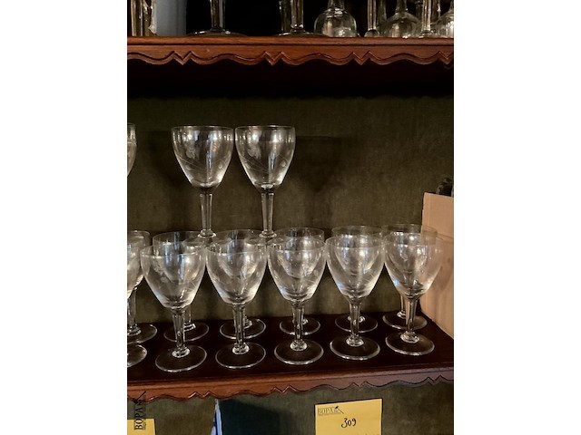Lot 313 - lot wijnglazen met bloemgraveringen, 23 stuks - afbeelding 4 van  4