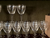 Lot 313 - lot wijnglazen met bloemgraveringen, 23 stuks - afbeelding 4 van  4