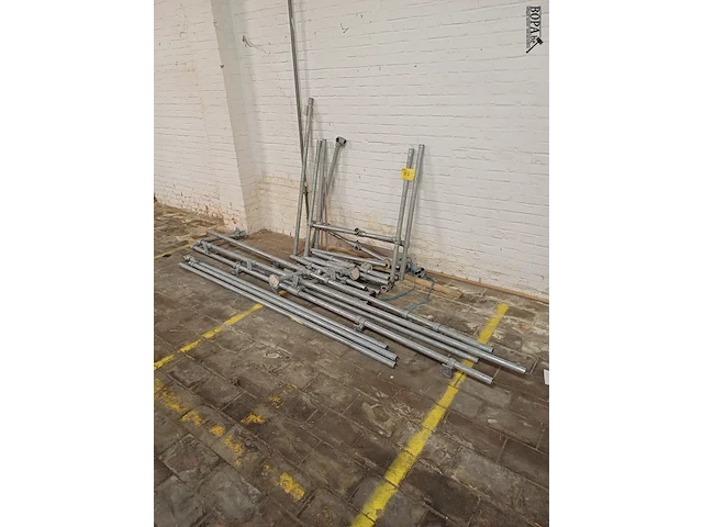 Lot 313 - metalen buizen onderstel. 39 stuks - afbeelding 1 van  4