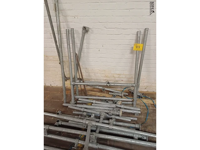 Lot 313 - metalen buizen onderstel. 39 stuks - afbeelding 2 van  4