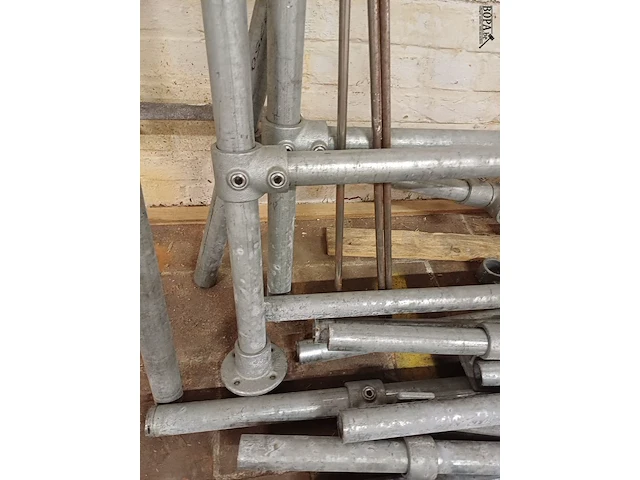Lot 313 - metalen buizen onderstel. 39 stuks - afbeelding 3 van  4