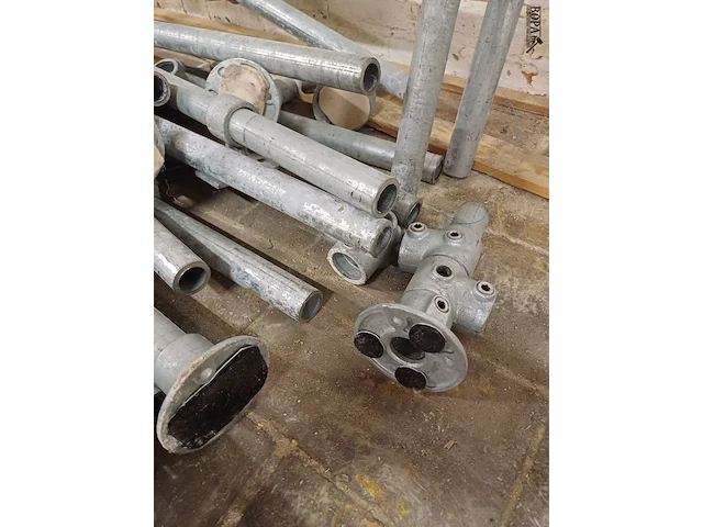 Lot 313 - metalen buizen onderstel. 39 stuks - afbeelding 4 van  4
