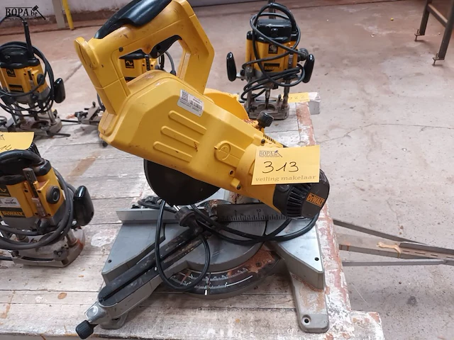 Lot 313 - verstekzaag dewalt - afbeelding 1 van  3