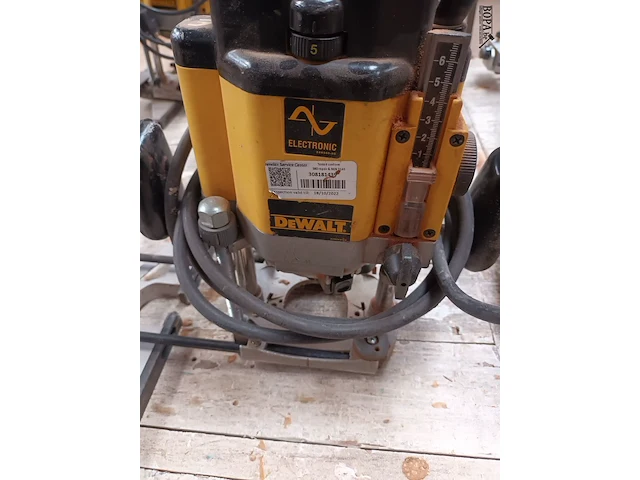Lot 314 - bovenfrees dewalt - afbeelding 2 van  3
