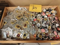 Lot 314 - lot pins en sleutelhangers - afbeelding 1 van  4