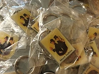 Lot 314 - lot pins en sleutelhangers - afbeelding 2 van  4