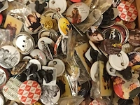 Lot 314 - lot pins en sleutelhangers - afbeelding 3 van  4