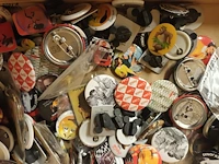 Lot 314 - lot pins en sleutelhangers - afbeelding 4 van  4