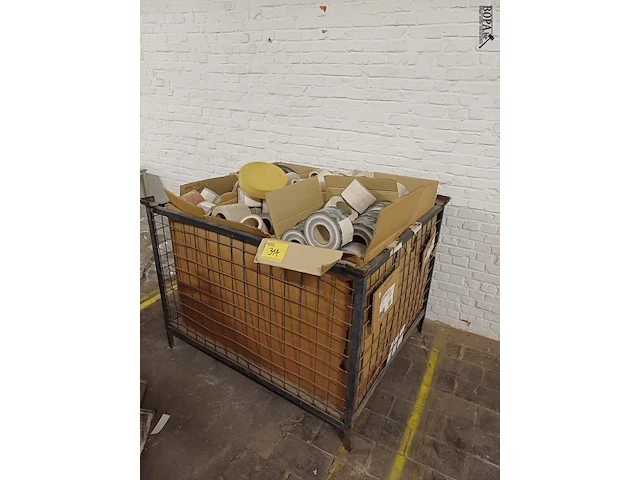 Lot 314 - metalen stapelbak en decoratieve behangbanden divers - afbeelding 1 van  7