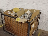 Lot 314 - metalen stapelbak en decoratieve behangbanden divers - afbeelding 1 van  7