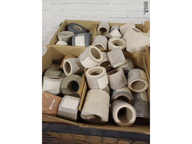 Lot 314 - metalen stapelbak en decoratieve behangbanden divers - afbeelding 2 van  7