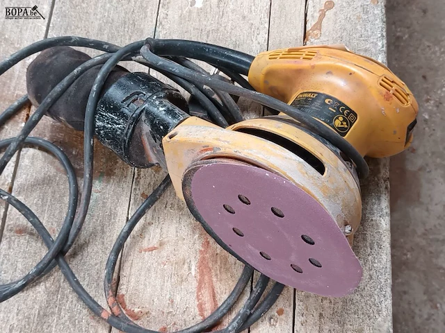 Lot 315 - excentrische schuurmachine dewalt - afbeelding 1 van  4