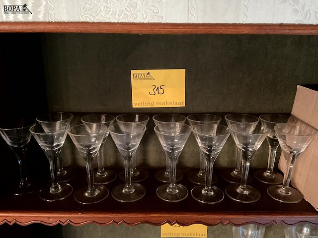 Lot 315 - kleine glaasjes op voet, 8 stuks - afbeelding 1 van  2