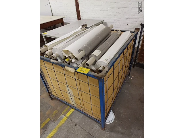 Lot 315 - metalen stapelbak en rollen behangpapier divers - afbeelding 1 van  5