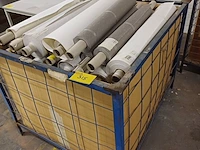 Lot 315 - metalen stapelbak en rollen behangpapier divers - afbeelding 1 van  5