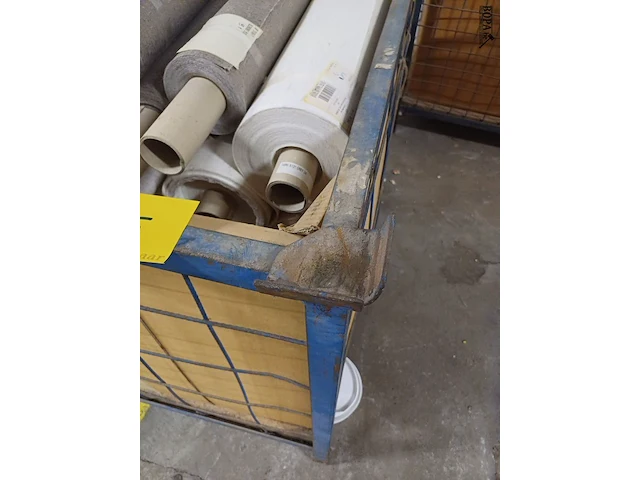 Lot 315 - metalen stapelbak en rollen behangpapier divers - afbeelding 2 van  5