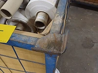 Lot 315 - metalen stapelbak en rollen behangpapier divers - afbeelding 2 van  5