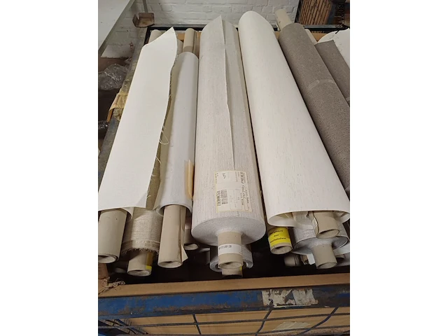 Lot 315 - metalen stapelbak en rollen behangpapier divers - afbeelding 3 van  5