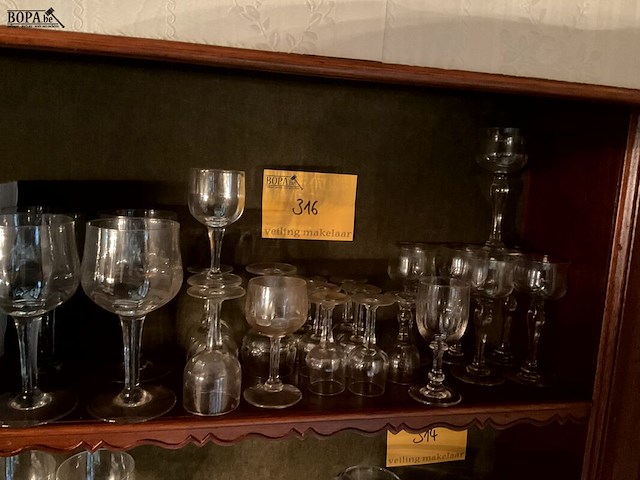 Lot 316 - lot wijnglazen op voet bewerkt glas, 23 stuks - afbeelding 1 van  5