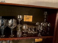 Lot 316 - lot wijnglazen op voet bewerkt glas, 23 stuks