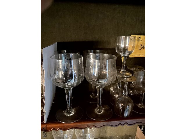 Lot 316 - lot wijnglazen op voet bewerkt glas, 23 stuks - afbeelding 2 van  5