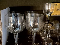Lot 316 - lot wijnglazen op voet bewerkt glas, 23 stuks - afbeelding 2 van  5