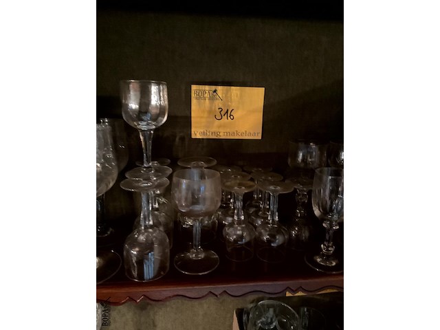 Lot 316 - lot wijnglazen op voet bewerkt glas, 23 stuks - afbeelding 3 van  5