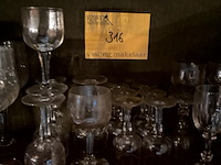Lot 316 - lot wijnglazen op voet bewerkt glas, 23 stuks - afbeelding 3 van  5