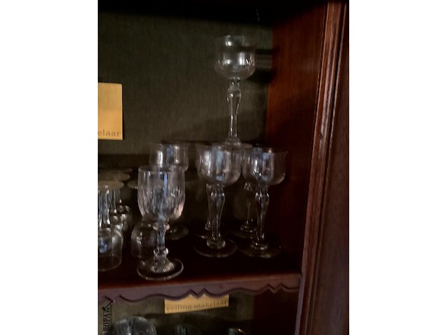 Lot 316 - lot wijnglazen op voet bewerkt glas, 23 stuks - afbeelding 4 van  5