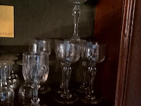 Lot 316 - lot wijnglazen op voet bewerkt glas, 23 stuks - afbeelding 4 van  5