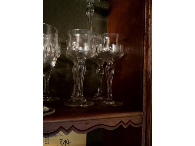 Lot 316 - lot wijnglazen op voet bewerkt glas, 23 stuks - afbeelding 5 van  5