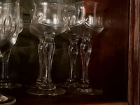 Lot 316 - lot wijnglazen op voet bewerkt glas, 23 stuks - afbeelding 5 van  5