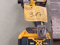 Lot 317 - accu boormachine dewalt - afbeelding 1 van  2