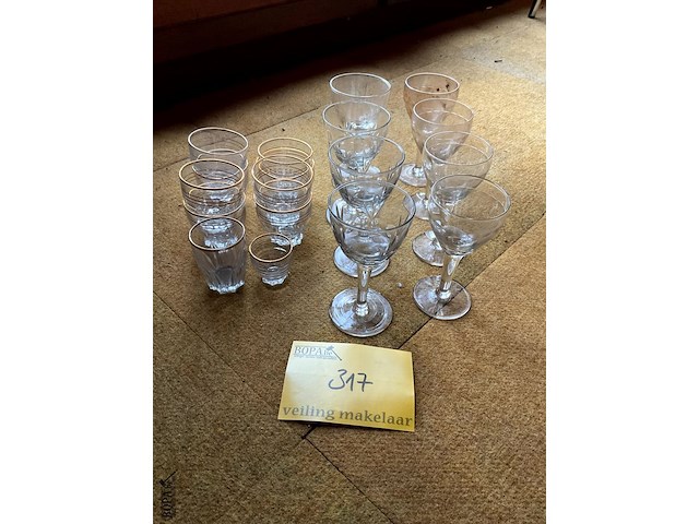 Lot 317 - lot wijnglazen 8 stuks/10 stuks kleine glaasjes met gouden r - afbeelding 1 van  3