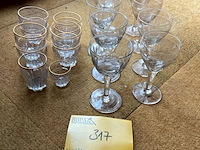 Lot 317 - lot wijnglazen 8 stuks/10 stuks kleine glaasjes met gouden r