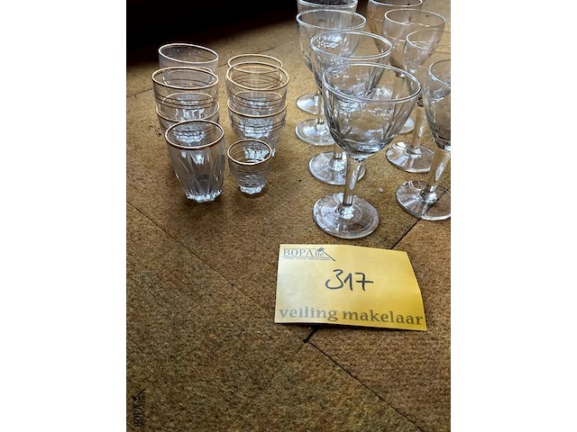 Lot 317 - lot wijnglazen 8 stuks/10 stuks kleine glaasjes met gouden r - afbeelding 2 van  3