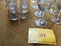 Lot 317 - lot wijnglazen 8 stuks/10 stuks kleine glaasjes met gouden r - afbeelding 2 van  3