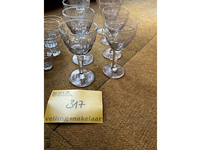 Lot 317 - lot wijnglazen 8 stuks/10 stuks kleine glaasjes met gouden r - afbeelding 3 van  3