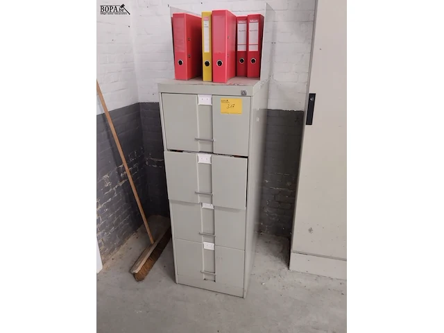 Lot 317 - metalen archiefkast - afbeelding 1 van  2